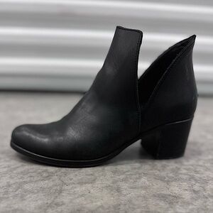 Italian Leather Ankle Booties w/ heel, size 39